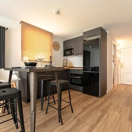 Beachfront Parking Сомо